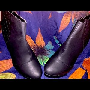 Black high heel shoes. Box comes with it